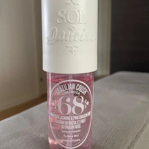 Sol de Janeiro Brazilian Crush 68 - Parfymmist med doft av brasiliansk jasmin och pink dragonfruit från Sol de Janeiro. Flaskan är genomskinlig med rosa vätska och vit plastkork. Volymen är 90 ml och designen är modern och fräsch, perfekt för dig som gillar fruktiga och blommiga dofter. Säljer då det inte riktigt är min typ av doft! 