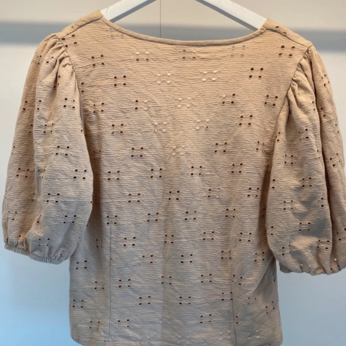 Beige blus med broderade detaljer H&M - 1