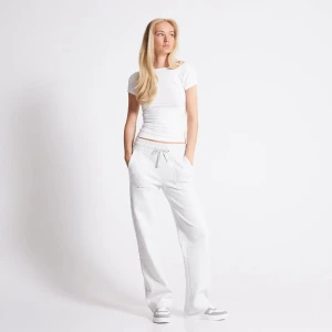 Ljusgrå mjukisbyxor  - Säljer ett par ljusgrå mjukisbyxor. Byxorna har sidofickor och är perfekta för en chill och avslappnad stil. Superbekväma och lätta att matcha med sneakers eller hoodies! Köptes för 200kr men jag säljer 90kr!