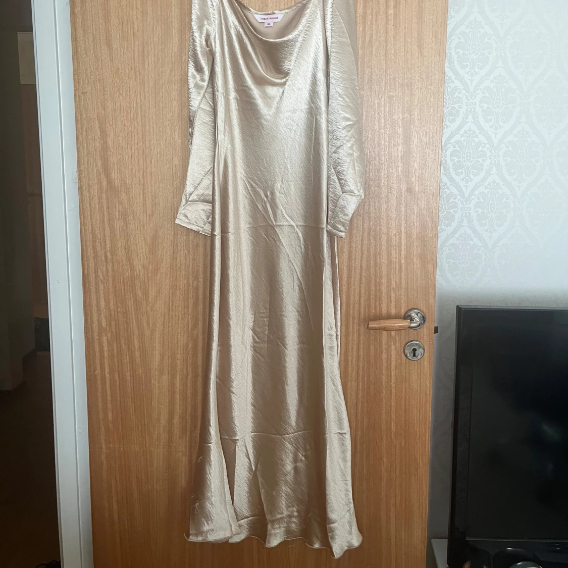 Champagnefärgad satin klänning - 3