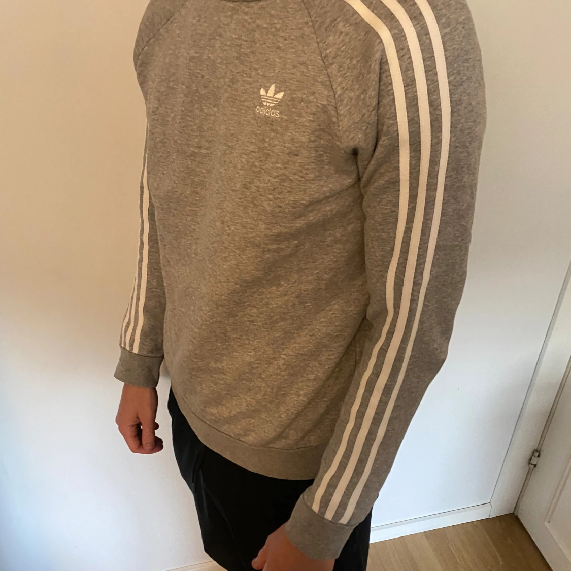 Grå Adidas sweatshirt med vita ränder - 1