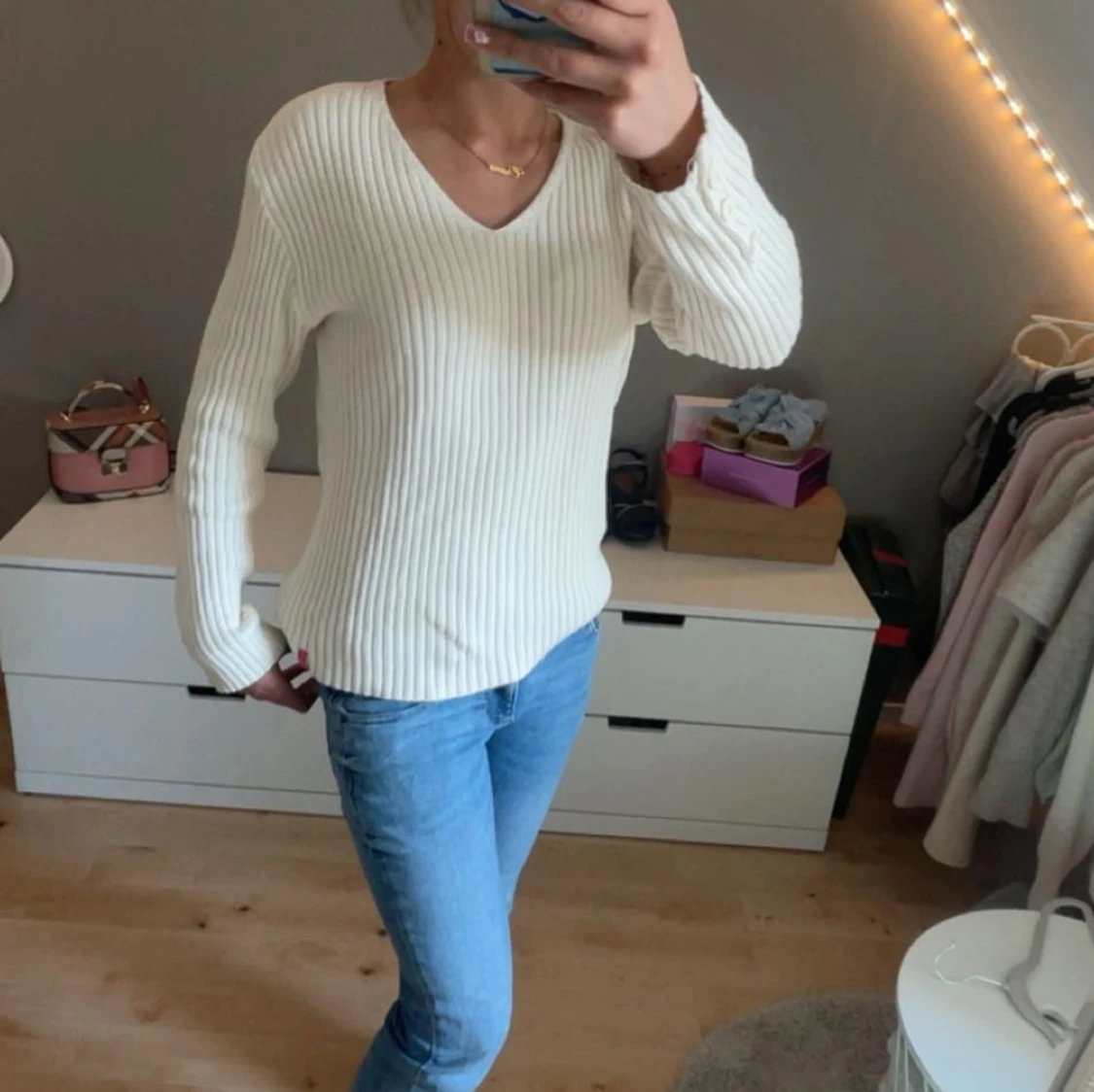 Ribbstickad beige tröja Sweater House