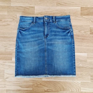 Jeanskjol - Från Pieces, oanvänd. Stretchigt material.