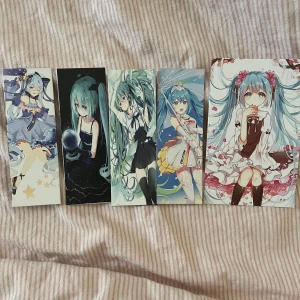 Hatsune Miku Bokmärkeskollektion - Köptes på ett konvent 2023. Alla 5 för 20kr, kan också säljas separat DMa vilken/vilka du vill ha! 
