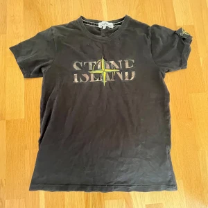 Svart Stone Island t-shirt  - Säljer en svart Stone Island T-shirt i storlek (S) Som är riktigt snygg.