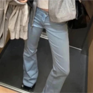 Ljusblå bootcut jeans - Säljer ett par ljusblå jeans med bootcut-modell. Jeansen har klassisk femficksdesign, låg midja och är tillverkade i mjukt denimtyg. Perfekta för dig som gillar en avslappnad men ändå trendig look.