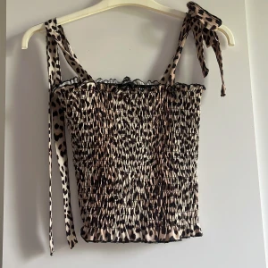 Leopard topp - Leopard topp från ginatricot, står storlek L men mer som en M/S, skulle säga den är mindre i storlek! 