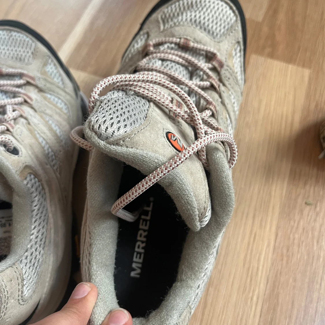 Beige Merrell sneakers med mockadetaljer - 1