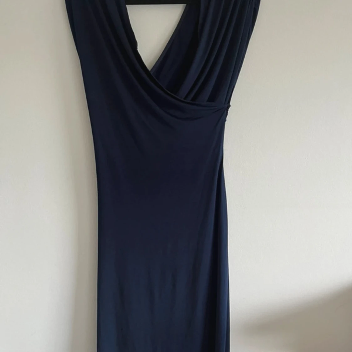 Mörkblå långklänning från NLY One - 1