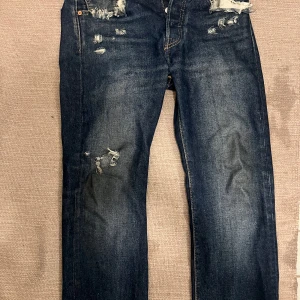 Sjukt feta Levis 501 - Sjukt snygga Levis 501 i straight fit med slitningar som lägger på detaljer. W29 L32