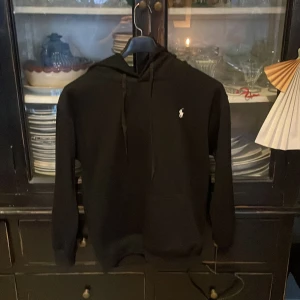 Svart hoodie från Polo Ralph Lauren - Säljer för att den är för liten knappt ändvänd köpte från en kompis. Inte ur tvättad eller nåt, bra skick.
