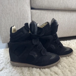 Svarta sneakers med kilklack - Säljer mina jättefina Isabel marant skor. Köpta för 5900kr och dom är nästan helt nya! ❤️ har använt dom kanske 10 gånger , säljer för dom inte kommer till användning ❤️självklart äkta!