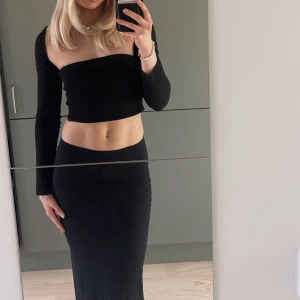 Tubtopp - En tvådelad topp som går att använda med eller utan ärmarna. Jag brukar vika in kanten som på bild 1, men fin att ha som på bild 2 också! Tyget är lite nopprigt, se sista bilden. Köpt second hand och storlekslappen var bortklippt, men jag brukar ha xs/s och den pass mig bra.