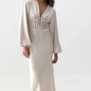 Satin klänning med snörning - Endast använd en gång, så gott som ny! Nypris:700kr