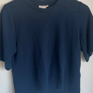 Marinblå t-shirt från Nelly - Jätte snygg marinblå T-shirt från Nelly. Är använd. Den är XXS men passar även för XS.