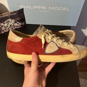 Sneakers från Philippe Model - 9/10 skick storlek 40 box kommer, har inte bråttom att sälja dem så ni behöver inte tänka på att ge ett skambud.