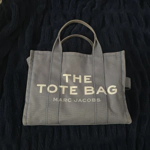 BLÅ TOTE BAG FÅRN MARC JACOBS - Säljer min blåa tote bag . Köpt för ett år sen i size mellan! Den är jätte bra skick men lite brun vid handtagen nu pris 2000kr OBS SÄLJER BILLIGT PGA ATT JAG INTE VET VART AXELBANDET ÄR!!!