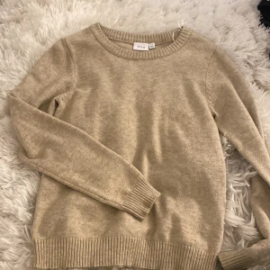 beige/brun stickad tröja från vila 💘 - jättesöt, i väldigt bra skick 🥺🫰🏼💘 pris går att diskuteras!