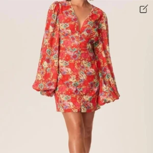 SÖKER ADOORE klänning - Söker denna adoore klänning i storlek 40🥰