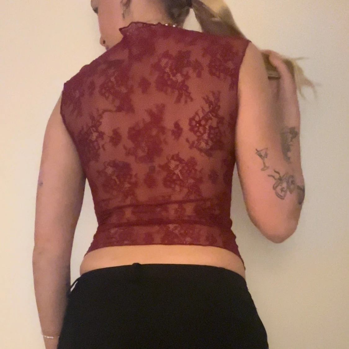 Vinröd spetsig polotopp med cut out - 2