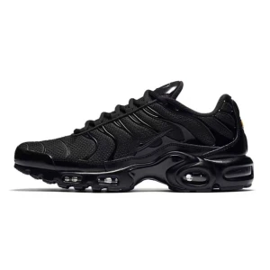 Svarta Nike Air Max Plus sneakers - Snygga helsvarta Nike Air Max Plus sneakers med mesh- och syntetöverdel, ikoniska vågformade detaljer och synlig Air-dämpning i sulan. Perfekta för dig som vill ha en sportig och stilren look med maximal komfort. De är ej använda och är prillans nya