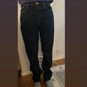 Mörkblå raka jeans med kontrastsömmar - Säljer ett par mörkblå jeans med raka ben och snygga kontrastsömmar. Klassisk femficksmodell med hög midja och detaljerade bakfickor. Perfekta till sneakers eller boots för en clean look.jag är 163