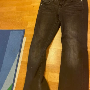 Svarta bootcut jeans Gina Tricot - Snygga svarta jeans från Gina Tricot i bootcut-modell. 