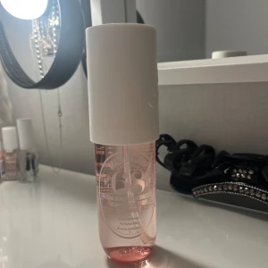 Sol de Janeiro Brazilian Crush 68 - Parfym mist från Sol de Janeiro i doften Brazilian Crush 68. Det är en fräsch somrig doft med noter av brasiliansk jasmin, rosa drakfrukt, hibiscus, vanilj och mysk. Flaskan är 90ml och är knappt använd. 