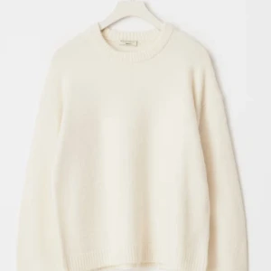 Vit stickad tröja från Gina tricot - Supermjuk och enkel vit stickad tröja från Gina tricot. Tröjan har rund halsringning, ribbade muddar och lång ärm. Perfekt för lager-på-lager och chill dagar. Passar dig som gillar en clean och stilren look.