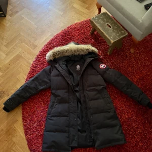 Svart dunjacka från Canada Goose - Säljer en svart lång dunjacka från Canada goose. Inga defekter eller nått sånt. Använd förra vintern endast, så den är i topp skick. För fler bilder är det bara att höra av sig.