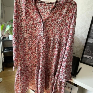 Klänning - Blommig och somrig klänning från JDY, aldrig använd, endast testad då jag inte passade i den!🧡