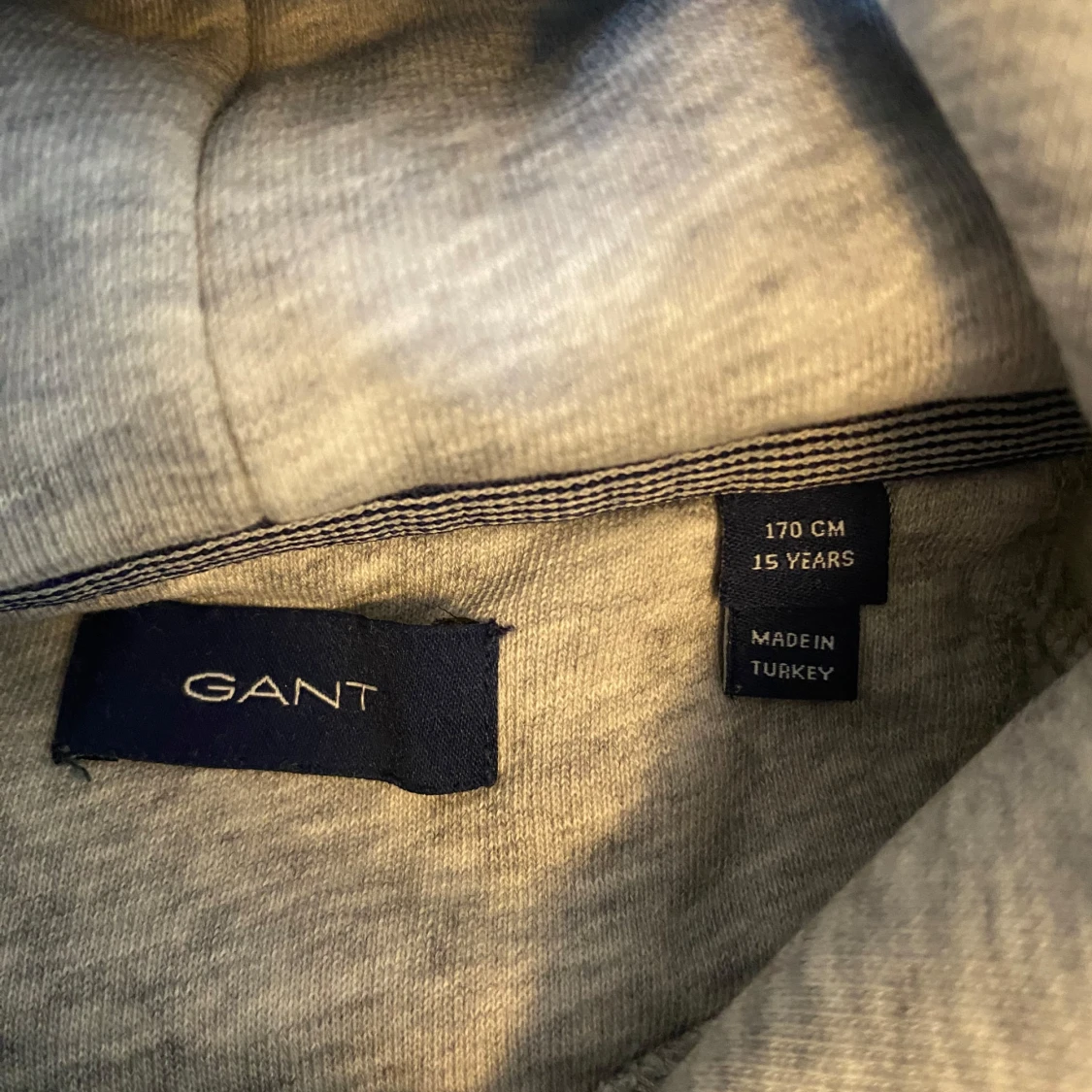 Grå hoodie från GANT med broderad logo - 1