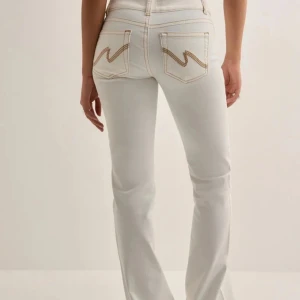Vita bootcut jeans  - Snygga vita jeans med bootcut-modell och coola kontrastsömmar på bakfickorna. låg midjade, använda 1 gång