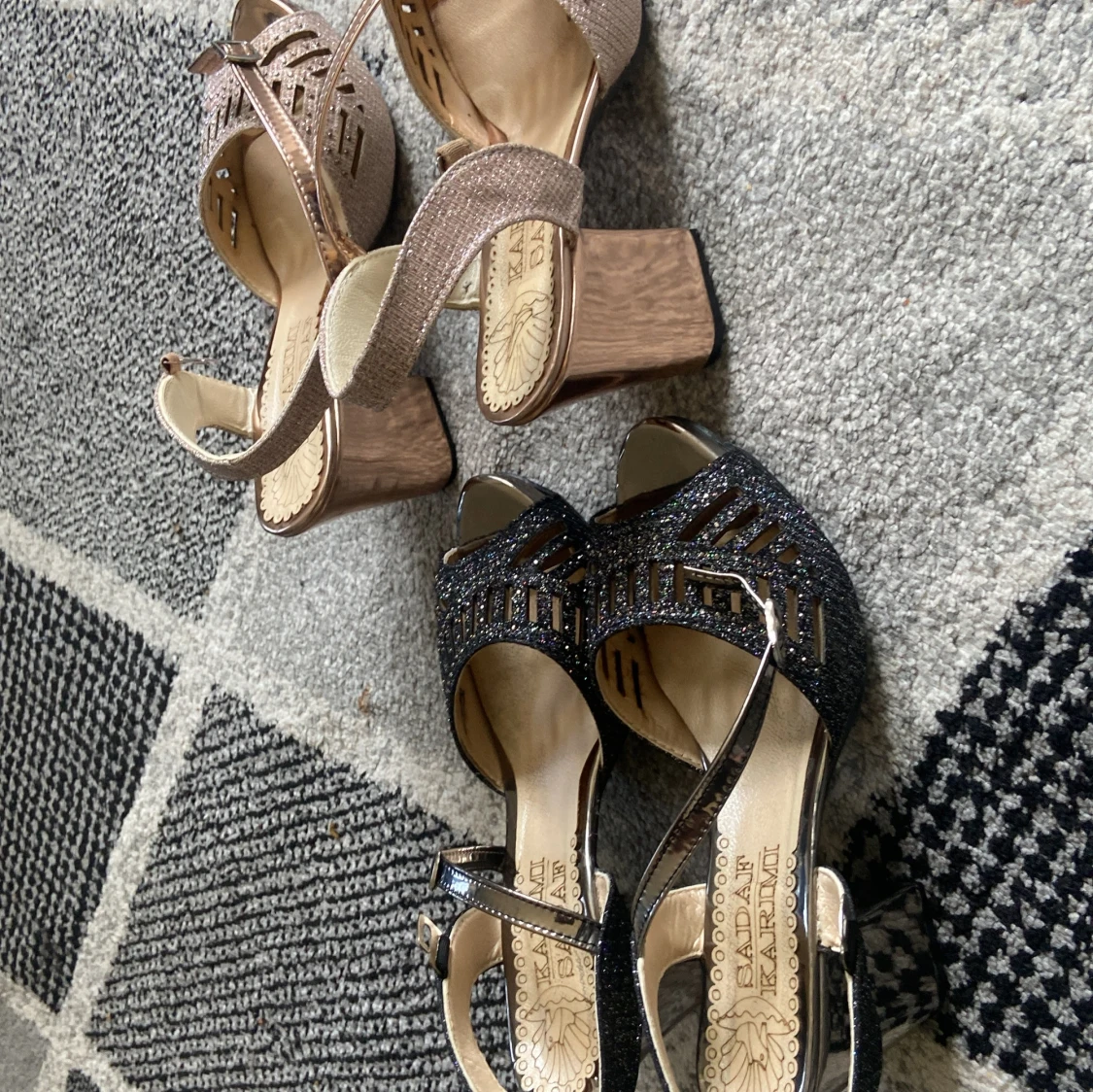 Glittriga sandaler med klack - 1