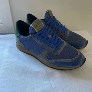 Valentino Garavani blå sneakers/tar byten - Säljer dessa skit snygga valentino rockrunners i storlek 40! Skicket är i 7/10 skulle jag säga. Pris kan diskuteras! Har av dig om du har en fråga! Väldigt bra pris skulle jag säga för ett sånna här par snygga skor! Dom är riktigt prisvärda.