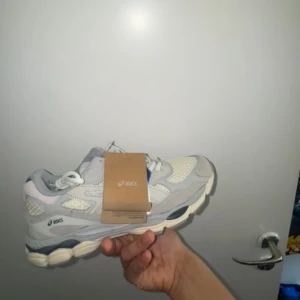  ASICS skor - Säljer ett par fräscha ASICS Gel nyc. Oanvänd helt ny passar perfekt till sommaren. Storlek 42. Möts upp i Göteborg.