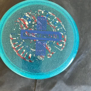 Frisbee - En ”MD3 Signatur item av Simon Lizotte” jag fick den ur en mysteribox är 2021 och har bara används typ 8-10 gånger. Den kostar ungefär 500kr i originalpris eftersom den är ”specialdesignad”