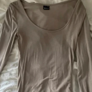 Beige långärmad topp Gina Tricot - Beige u ringad topp från Gina ! Superskön:) nytt skick ❤️