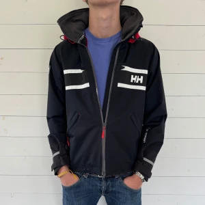 Helly Hansen jacka  - Säljer denna schyssta helly hansen jackan för endast 699 i storlek S. Riktig snygg och funkar till allt. 