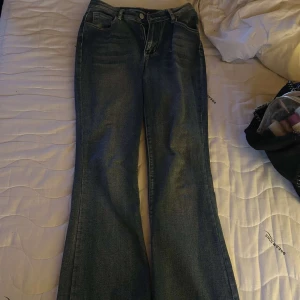 Blå bootcut jeans från SHEIN, stl 27 - Snygga blå bootcut jeans från SHEIN i storlek 27. Jeansen har klassisk femficksdesign, broderade detaljer på bakfickorna och en lätt utsvängd passform. Har nästan aldrig använt dom o därför är dom i väldigt bra skick, men dom är jätte snygga.