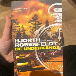 De underkända - En spännande kriminalroman om en känd dokusåpadeltagare som hittas mördad. Femte boken om psykologen Sebastian Bergman och kollegorna på Riksmord. Perfekt för dig som gillar nervkittlande deckare och smarta intriger!
