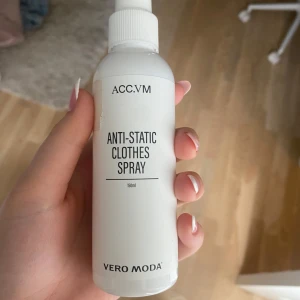 Anti-static clothes sprey - Anti-static clothes sprey som man spreyar på txm en klänning som drar sig mot kroppen. Vilket gör att den lossar! Andvänd 1 gång ungefär 5 sprej så typ helt ny!