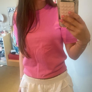 Rosa t-shirt från Saint Tropez XS - Säljer en snygg rosa t-shirt från Saint Tropez i storlek XS. T-shirten har klassisk passform, rund hals och korta ärmar. Perfekt basic-plagg i garderoben och superenkel att styla till olika outfits.