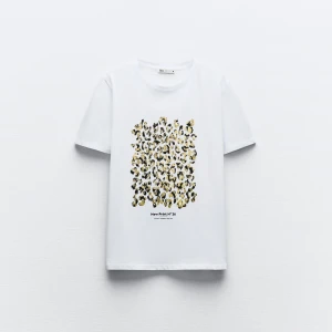 Jättesöt tshirt från Zara - Jättefin T-shirt från Zara och jag säljer den då den inte kommer till användning men perfekt nu i sommar jätte bra sick och är använd ett fåtal gånger pris går att diskuteras❤️