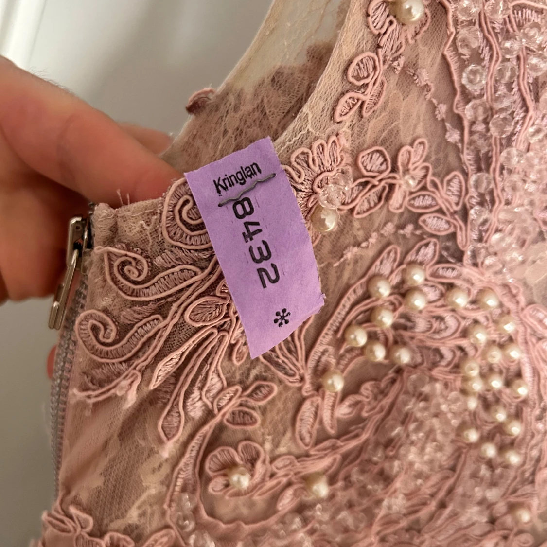 Lång rosa spetsklänning med pärlor - 4