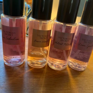 Victoria's Secret Fragrance Mist 4-pack - Fyra olika Victoria's Secret body mists: Pure Seduction (rosa), Bare Vanilla (ljusgul), Velvet Petals (ljusrosa) och Love Spell (lila). Alla i genomskinliga plastflaskor med svarta lock, 75 ml vardera. Perfekt för dig som vill testa flera dofter från ett ikoniskt märke. Alla förutom bare vanilla har mer en hälften kvar, nypris 450 kr! PRISET KAN DISKUTERAS SÅKLART