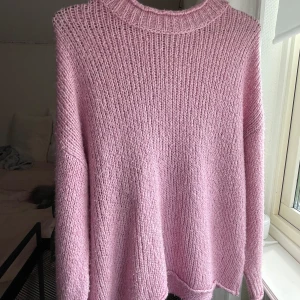 Stickad tröja - Rosa stickad tröja från only 💞💞 storlek S men skulle säga att den är lite oversized,, kommer ej till användning längre därav säljer jag den