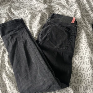 Acne studios jeans  - Tja! Jag säljer ett par snygga mörkgråa jeans ifrån acne. De är använda men i gott skick. De är i storlek W30 L30. Om du har några frågor tveka inte på att höra av dig! 