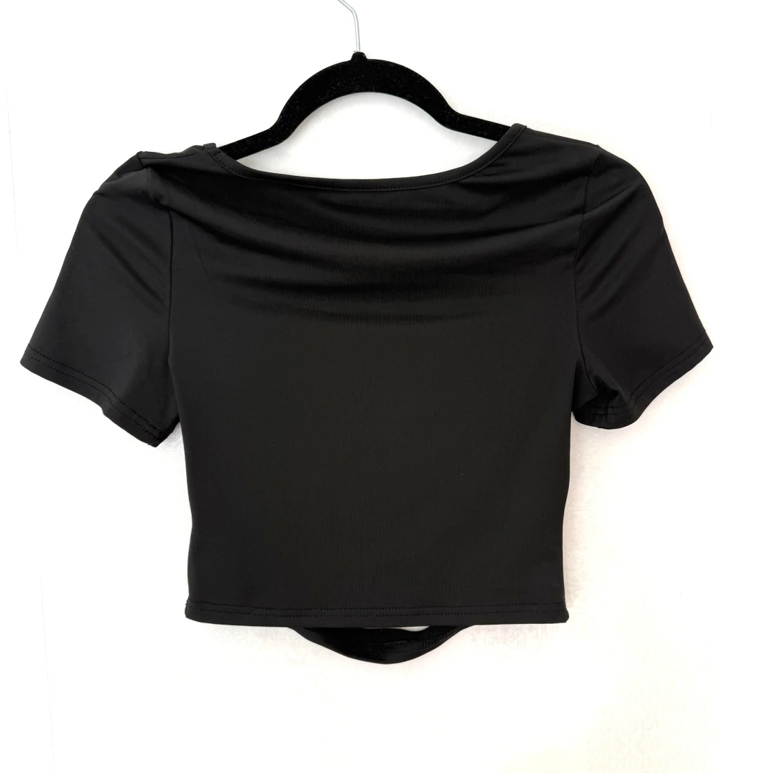 Svart croppad topp med slits - 1