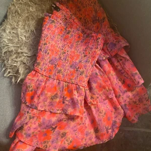  volangkjol bikbok  - Supersöt kort volangkjol med blommigt mönster i rosa, lila toner. Säljer eftersom den inte kommer till användning💗